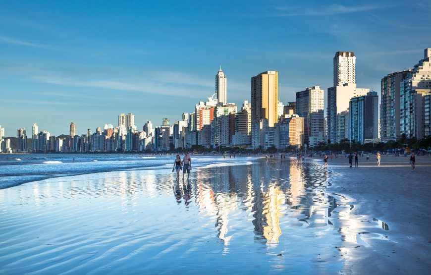 9ª Parada da Diversidade Balneário Camboriú: Barco Pirata + Praia com traslado – Saindo dos hotéis de Balneário Camboriú