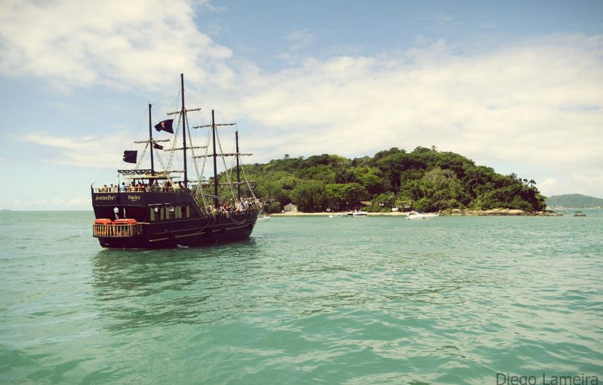 9ª Parada da Diversidade Balneário Camboriú: Barco Pirata + Praia com traslado – Saindo dos hotéis de Balneário Camboriú