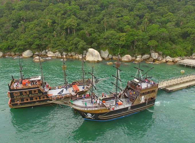 9ª Parada da Diversidade Balneário Camboriú: Barco Pirata + Praia com traslado – Saindo dos hotéis de Balneário Camboriú